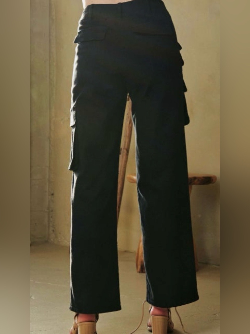 Davi & Dani Flap
Pocket Mid Rise Cargo
Pants in Black